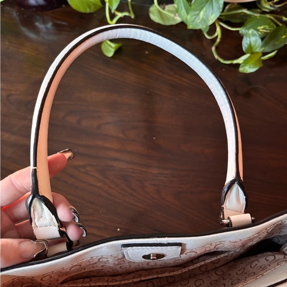 Guess Two-Tone Black and White Purse - Picture 8 of 13